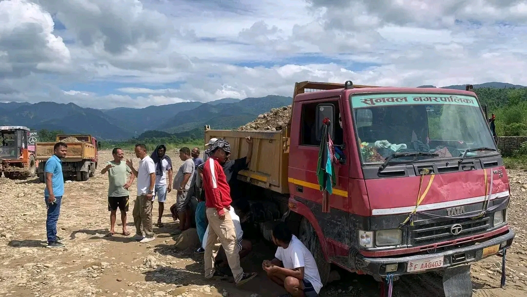 सुनवल नगरपालिकाकाे मिनी-टिप्पर र जेसीबी नियन्त्रणमा