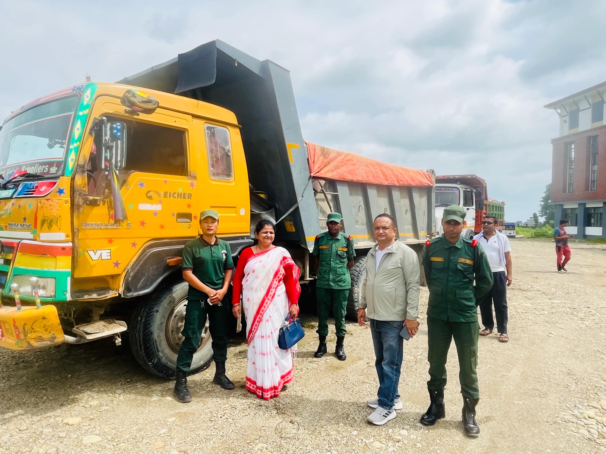 नदिजन्य पदार्थ चाेरी निकासी राेक्न नगरप्रमुख विमला अर्यालकाे सक्रियता / चाेरीमा संलग्न २ गाडि नियन्त्रणमा